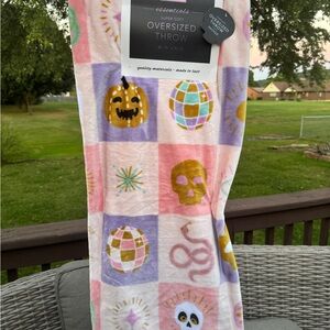 TikTok VIRAL EnVogue Essentials Oversized Throw Blanket - Pink Halloween Chic
